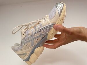 Near New ASICS Gel Nimbus 9 White/Pure Silver M11/W12.5